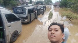 Perjalanan Syamsul Bahri Ys kembali ke desanya berubah menjadi kisah kemanusiaan di tengah banjir di Aceh Ⓒ Hak cipta foto di atas dikembalikan kepada pemilik foto