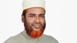 Pemuda Bengali berdemonstrasi di samping foto Syekh Hasina yang terdistorsi setelah jatuhnya pemerintahannya pada Juli 2024 (Associated Press)