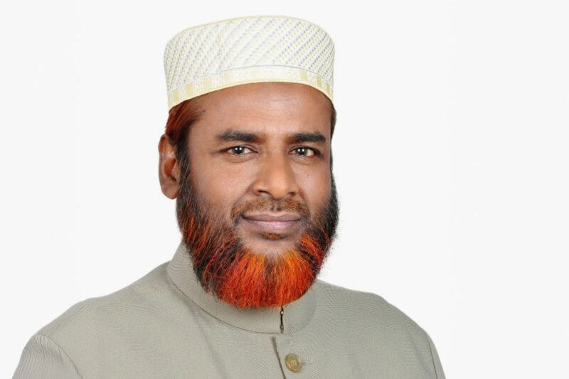 Pemuda Bengali berdemonstrasi di samping foto Syekh Hasina yang terdistorsi setelah jatuhnya pemerintahannya pada Juli 2024 (Associated Press)