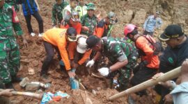 Di Garis Depan Longsor Cibeunying, Personel Kodam IV/Diponegoro Terus Berjuang Demi Kemanusiaan

