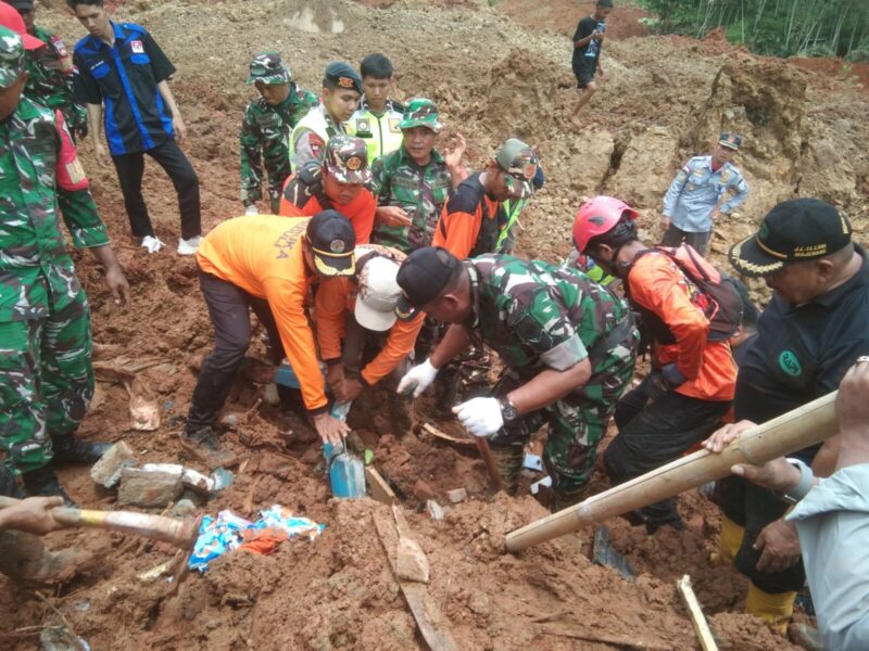 Di Garis Depan Longsor Cibeunying, Personel Kodam IV/Diponegoro Terus Berjuang Demi Kemanusiaan

