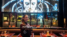 'Dinosaurus tartare' dan hologram: Koki AI Dubai memicu kekaguman dan kemarahan

