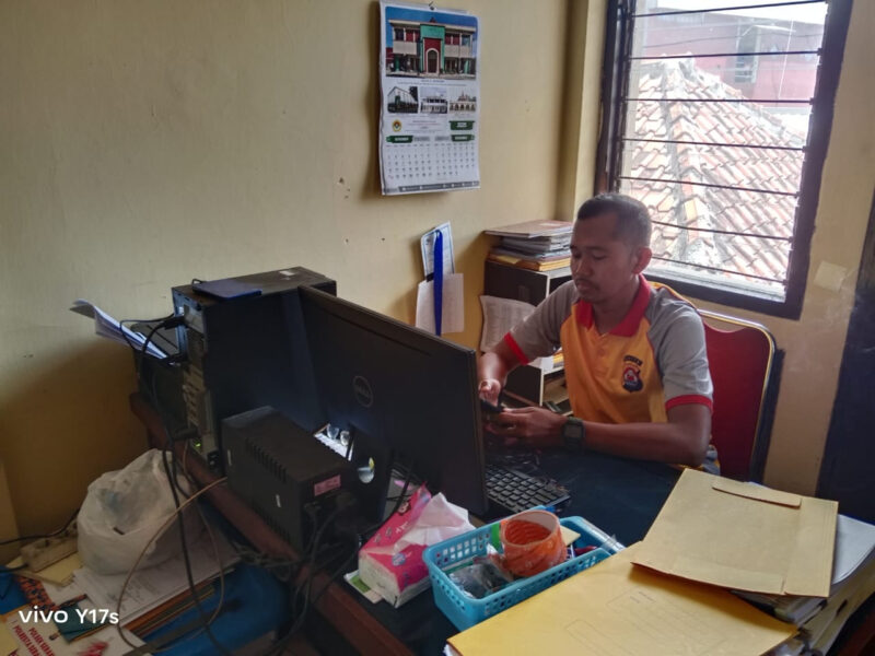 Dukung kelancaran operasional, Kapolres Serang Serkot Aipda Indra menjalankan tugas administratif –

