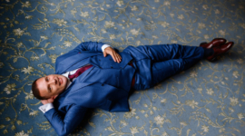 “Earth Time” adalah tren global baru untuk mengurangi stres dan meningkatkan kejernihan mental dengan gaya hidup berbaring

