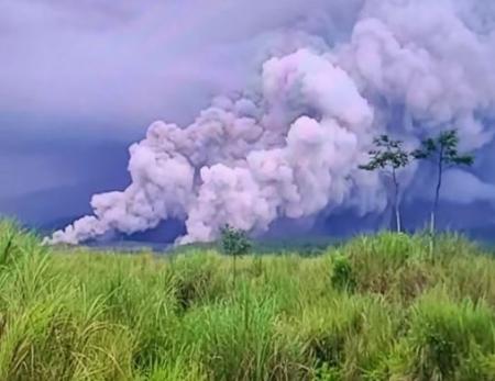 Gunung Semeru Naik ke Level IV Waspada, Warga Mengungsi

