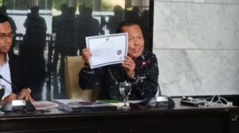 Hakim MK Arsul Sani Bantah Tuduhan Ijazah Palsu, Tunjukkan Ijazah Asli dan Foto Wisuda

