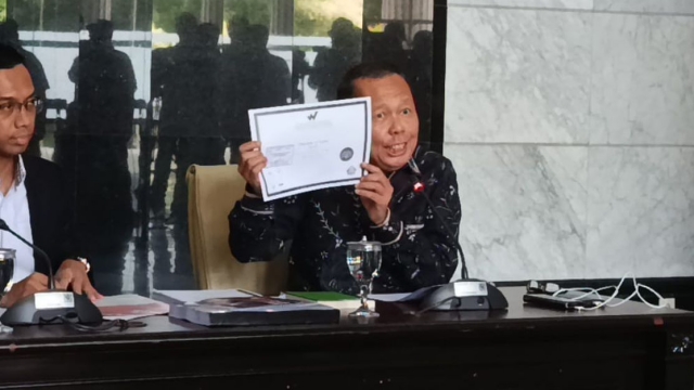 Hakim MK Arsul Sani Bantah Tuduhan Ijazah Palsu, Tunjukkan Ijazah Asli dan Foto Wisuda

