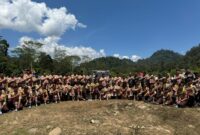 Wakil Bupati Pesisir Selatan Risnaldi Ibrahim foto bersama usai menutup kegiatan Perkemahan Bakti Saka Bhayangkara Cabang (Pertikaracab) VII Tahun 2025 di Bumi Perkemahan Lapang Hijau Barung-Barung Belantai, Kecamatan Koto XI Tarusan, Sabtu (1/11/2025). 