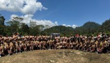 Wakil Bupati Pesisir Selatan Risnaldi Ibrahim foto bersama usai menutup kegiatan Perkemahan Bakti Saka Bhayangkara Cabang (Pertikaracab) VII Tahun 2025 di Bumi Perkemahan Lapang Hijau Barung-Barung Belantai, Kecamatan Koto XI Tarusan, Sabtu (1/11/2025). 