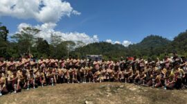 Wakil Bupati Pesisir Selatan Risnaldi Ibrahim foto bersama usai menutup kegiatan Perkemahan Bakti Saka Bhayangkara Cabang (Pertikaracab) VII Tahun 2025 di Bumi Perkemahan Lapang Hijau Barung-Barung Belantai, Kecamatan Koto XI Tarusan, Sabtu (1/11/2025). 