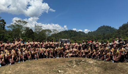 Wakil Bupati Pesisir Selatan Risnaldi Ibrahim foto bersama usai menutup kegiatan Perkemahan Bakti Saka Bhayangkara Cabang (Pertikaracab) VII Tahun 2025 di Bumi Perkemahan Lapang Hijau Barung-Barung Belantai, Kecamatan Koto XI Tarusan, Sabtu (1/11/2025).