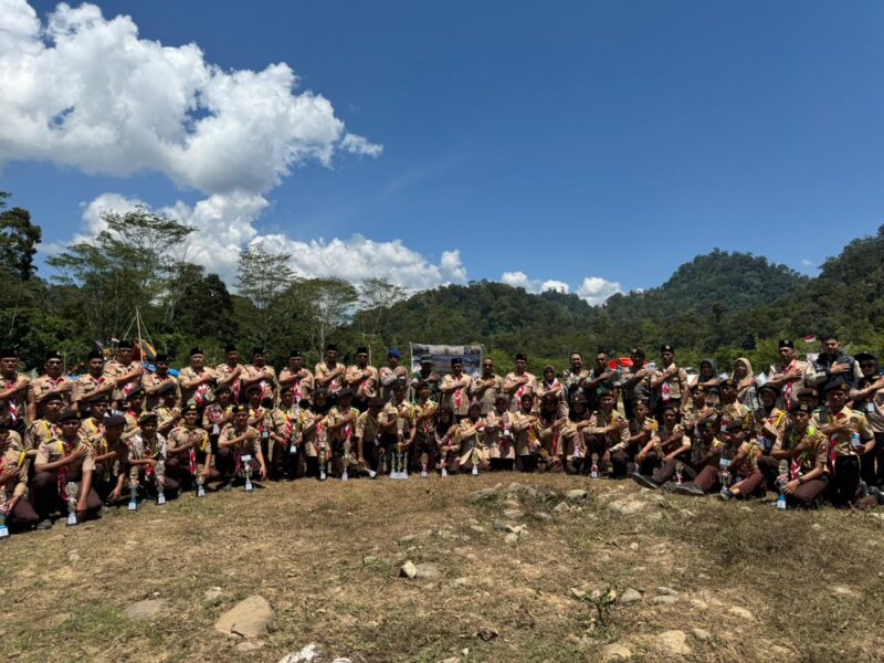 Wakil Bupati Pesisir Selatan Risnaldi Ibrahim foto bersama usai menutup kegiatan Perkemahan Bakti Saka Bhayangkara Cabang (Pertikaracab) VII Tahun 2025 di Bumi Perkemahan Lapang Hijau Barung-Barung Belantai, Kecamatan Koto XI Tarusan, Sabtu (1/11/2025). 