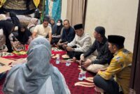 Wabup Risnaldi Ibrahim saat melayat ke rumah duka pelajar SMP yang tenggelam di Batang Bayang pada Sabtu (1/11/2025) malam.
