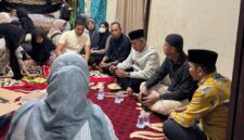 Wabup Risnaldi Ibrahim saat melayat ke rumah duka pelajar SMP yang tenggelam di Batang Bayang pada Sabtu (1/11/2025) malam.