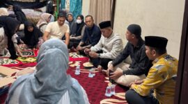 Wabup Risnaldi Ibrahim saat melayat ke rumah duka pelajar SMP yang tenggelam di Batang Bayang pada Sabtu (1/11/2025) malam.