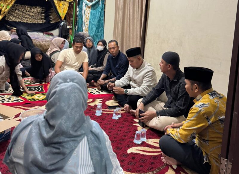 Wabup Risnaldi Ibrahim saat melayat ke rumah duka pelajar SMP yang tenggelam di Batang Bayang pada Sabtu (1/11/2025) malam.
