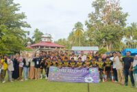Wakil Bupati Pesisir Selatan saat foto bersama seusai membuka Open Tournament Sepakbola Ria Cup ke-8 yang digelar di Lapangan Kampung Tarok, Nagari Lakitan, Kecamatan Lengayang