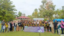Wakil Bupati Pesisir Selatan saat foto bersama seusai membuka Open Tournament Sepakbola Ria Cup ke-8 yang digelar di Lapangan Kampung Tarok, Nagari Lakitan, Kecamatan Lengayang