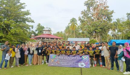 Wakil Bupati Pesisir Selatan saat foto bersama seusai membuka Open Tournament Sepakbola Ria Cup ke-8 yang digelar di Lapangan Kampung Tarok, Nagari Lakitan, Kecamatan Lengayang