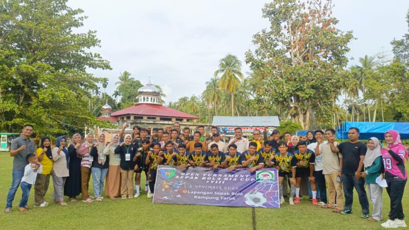 Wakil Bupati Pesisir Selatan saat foto bersama seusai membuka Open Tournament Sepakbola Ria Cup ke-8 yang digelar di Lapangan Kampung Tarok, Nagari Lakitan, Kecamatan Lengayang