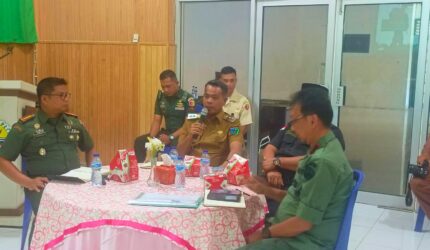 Wakil Bupati Pesisir Selatan Risnaldi Ibrahim saat menghadiri rapat koordinasi lanjutan penyiapan lahan pembangunan Yonif TP, yang digelar di Makodim 0311/Pesisir Selatan, Painan, Selasa (4/11/2025).