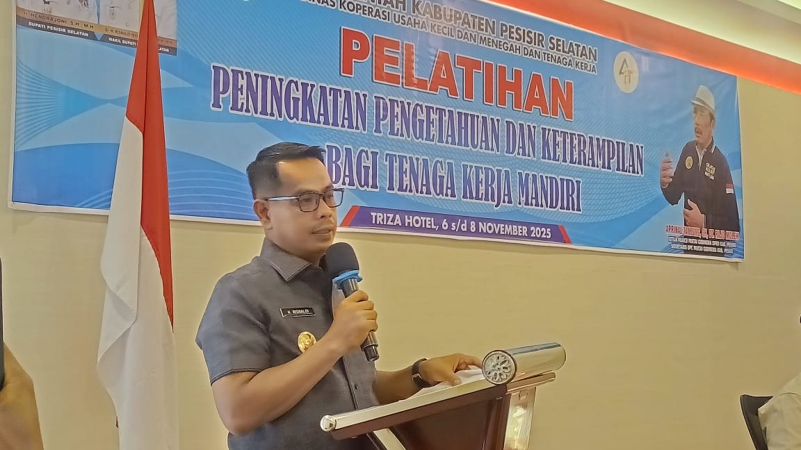 Wakil Bupati Pesisir Selatan Risnaldi Ibrahim saat membuka acara Pelatihan Peningkatan Pengetahuan dan Keterampilan bagi Tenaga Kerja Mandiri di Hotel Triza Painan, Kamis (6/11/2025)