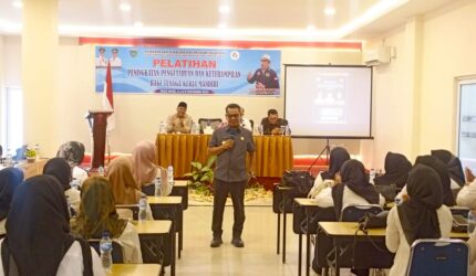 Wakil Bupati Pesisir Selatan Risnaldi Ibrahim saat memberi sambutan dalam acara Pelatihan Peningkatan Pengetahuan dan Keterampilan bagi Tenaga Kerja Mandiri