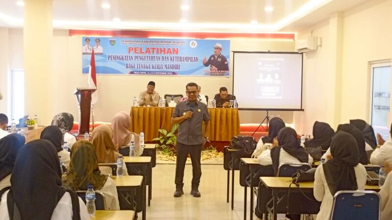 Wakil Bupati Pesisir Selatan Risnaldi Ibrahim saat memberi sambutan dalam acara Pelatihan Peningkatan Pengetahuan dan Keterampilan bagi Tenaga Kerja Mandiri