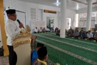 Wakil Bupati Pesisir Selatan Risnaldi Ibrahim saat memberikan sambutan dan membuka kegiatan Pelatihan Imam dan Guru Al Qur’an di Masjid Hidayatullah Jinang Kampung Pansur, Kecamatan Koto XI Tarusan, Sabtu (8/11/2025).
