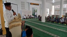 Wakil Bupati Pesisir Selatan Risnaldi Ibrahim saat memberikan sambutan dan membuka kegiatan Pelatihan Imam dan Guru Al Qur’an di Masjid Hidayatullah Jinang Kampung Pansur, Kecamatan Koto XI Tarusan, Sabtu (8/11/2025).