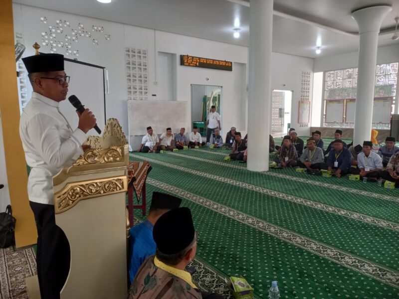 Wakil Bupati Pesisir Selatan Risnaldi Ibrahim saat memberikan sambutan dan membuka kegiatan Pelatihan Imam dan Guru Al Qur’an di Masjid Hidayatullah Jinang Kampung Pansur, Kecamatan Koto XI Tarusan, Sabtu (8/11/2025).