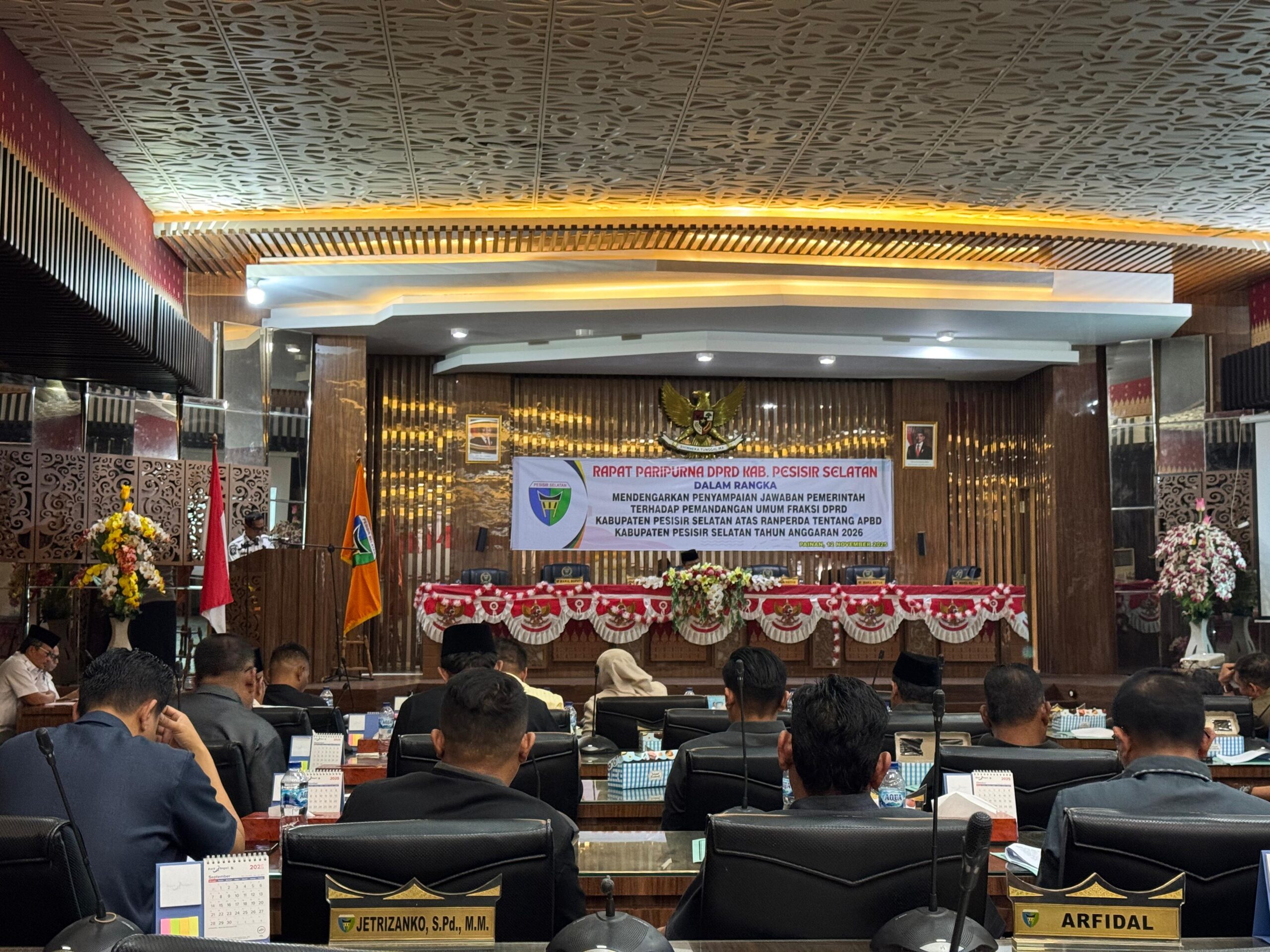 Wakil Bupati Pesisir Selatan Risnaldi Ibrahim saat menyampaikan jawaban pemerintah atas pandangan umum fraksi-fraksi DPRD terhadap Nota Keuangan Rancangan APBD Tahun Anggaran 2026 dalam rapat paripurna DPRD di Ruang Rapat Paripurna DPRD setempat