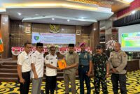 Wakil Bupati Pesisir Selatan Risnaldi Ibrahim saat menyerahkan jawaban pemerintah atas pandangan umum fraksi-fraksi DPRD terhadap Nota Keuangan Rancangan APBD Tahun Anggaran 2026 dalam rapat paripurna DPRD di Ruang Rapat Paripurna DPRD setempat