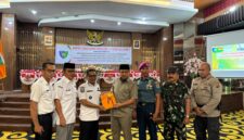 Wakil Bupati Pesisir Selatan Risnaldi Ibrahim saat menyerahkan jawaban pemerintah atas pandangan umum fraksi-fraksi DPRD terhadap Nota Keuangan Rancangan APBD Tahun Anggaran 2026 dalam rapat paripurna DPRD di Ruang Rapat Paripurna DPRD setempat