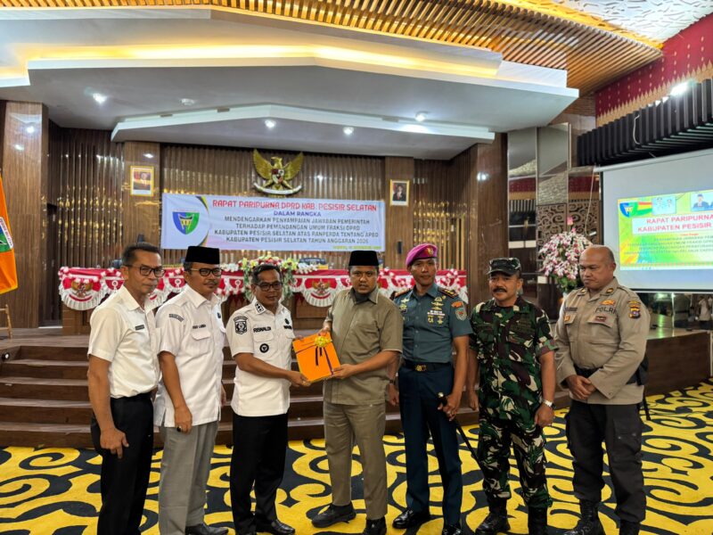 Wakil Bupati Pesisir Selatan Risnaldi Ibrahim saat menyerahkan jawaban pemerintah atas pandangan umum fraksi-fraksi DPRD terhadap Nota Keuangan Rancangan APBD Tahun Anggaran 2026 dalam rapat paripurna DPRD di Ruang Rapat Paripurna DPRD setempat