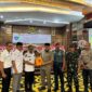 Wakil Bupati Pesisir Selatan Risnaldi Ibrahim saat menyerahkan jawaban pemerintah atas pandangan umum fraksi-fraksi DPRD terhadap Nota Keuangan Rancangan APBD Tahun Anggaran 2026 dalam rapat paripurna DPRD di Ruang Rapat Paripurna DPRD setempat