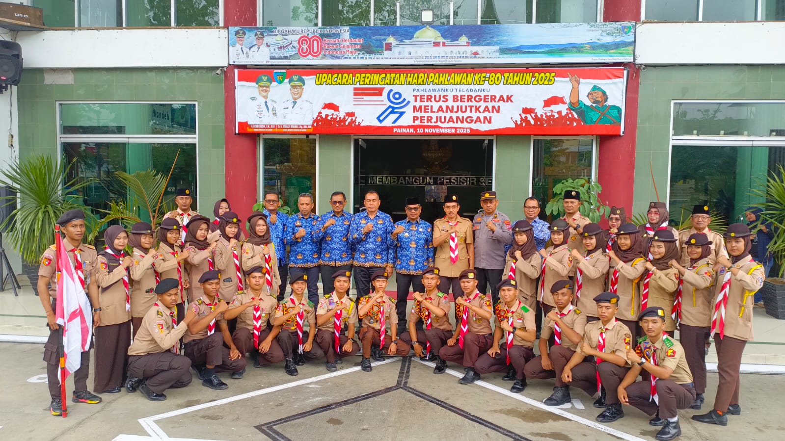 Wakil Bupati Pesisir Selatan Risnaldi Ibrahim saat foto bersama kontingen kwarcab 0301 Gerakan Pramuka Pesisir Selatan yang akan mengikuti Raimuna Daerah VII Sumatera Barat