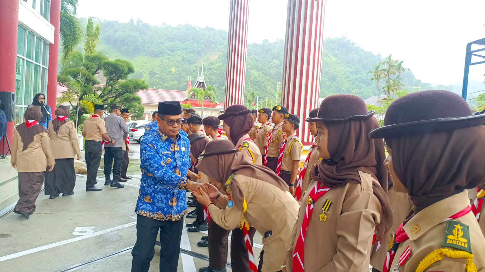 Wakil Bupati Pesisir Selatan Risnaldi Ibrahim saat bersalaman dengan kontingen kwarcab 0301 Gerakan Pramuka Pesisir Selatan yang akan mengikuti Raimuna Daerah VII Sumatera Barat