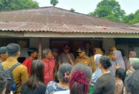 Wakil Bupati Pesisir Selatan Risnaldi Ibrahim saat mengunjungi daerah yang terdampak banjir