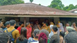 Wakil Bupati Pesisir Selatan Risnaldi Ibrahim saat mengunjungi daerah yang terdampak banjir