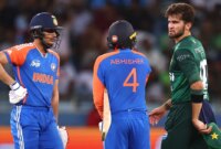 Jasprit Bumrah, kanan, akan mempelopori serangan bowling India di Piala Dunia T20 2026, yang akan dipentaskan di India dan Sri Lanka (File: Francois Nel/Getty Images)