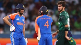 Jasprit Bumrah, kanan, akan mempelopori serangan bowling India di Piala Dunia T20 2026, yang akan dipentaskan di India dan Sri Lanka (File: Francois Nel/Getty Images)