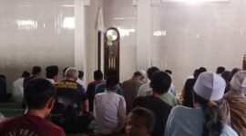 Jalin Silaturahmi, Personil Polres Serang Polsek Serkot Gelar Salat Jumat di Masjid Jami Al-Huda –


