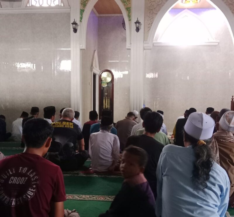 Jalin Silaturahmi, Personil Polres Serang Polsek Serkot Gelar Salat Jumat di Masjid Jami Al-Huda –

