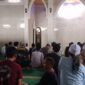 Jalin Silaturahmi, Personil Polres Serang Polsek Serkot Gelar Salat Jumat di Masjid Jami Al-Huda –

