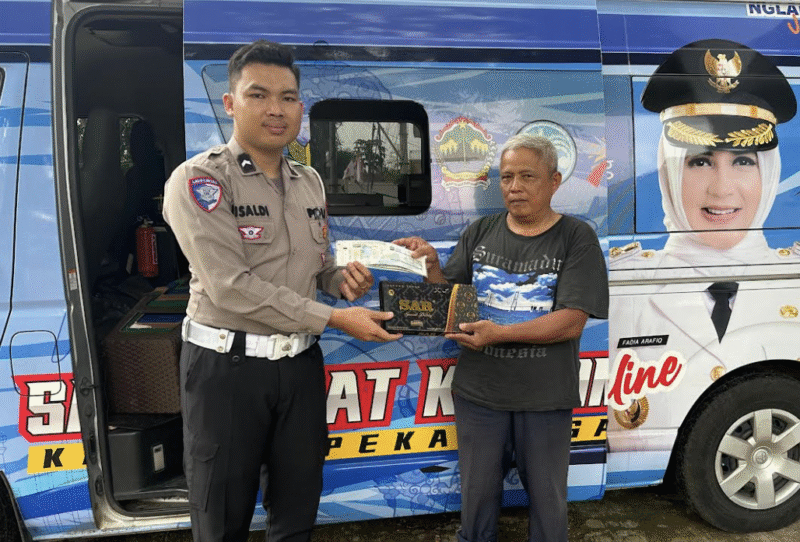 Jumat Berkah, Bayar Pajak di Samsat Keliling Kabupaten Pekalongan dan Dapatkan Bonus Sarung

