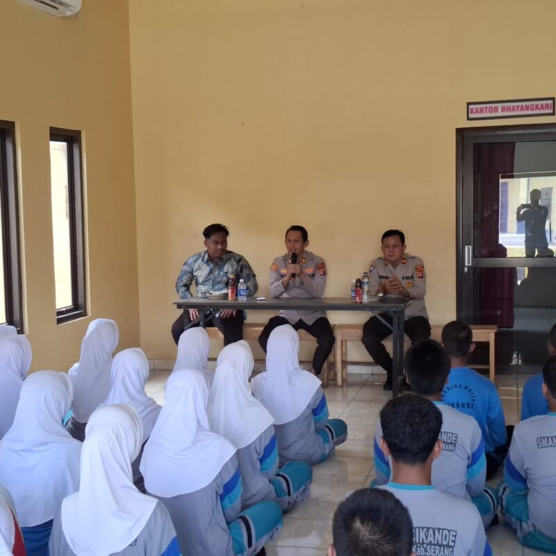 Kapolsek Cikande Polres Serang AKP Tatang Berikan Materi Kebugaran Jasmani dan Penyuluhan Kenakalan Remaja

