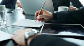 Menambahkan arus kas tersembunyi memberi anggaran pandangan yang lebih komprehensif tentang pergerakan dana (Associated Press)