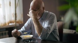 Mengapa Makan Sendirian Bisa Sangat Berbahaya bagi Lansia

