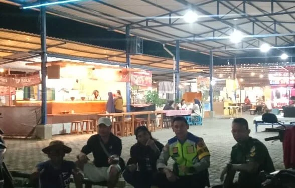 Ngobrol sambil jaga kampung di Kampung Saga Wilayah Hukum Polres Tangerang

